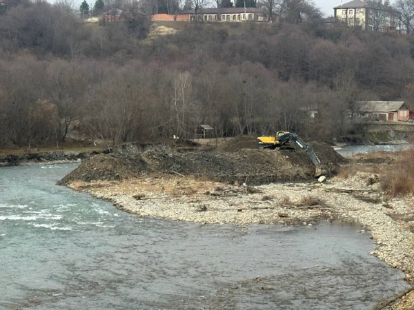 В с.п. Галашки ведутся работы по укреплению берега реки Асса.

В с.п. Галашки на улице Заречной продолжаются работы по расчистке и укреплению русла реки Асса.
 
Проблема:
Интенсивная эрозия берега привела к обвалу откосов на протяжении 4–12 метров, создав угрозу подтопления жилых домов во время паводков.

Ход работ:
•Укреплено 80 метров берега каменной наброской объемом 400 м³
• Проводятся руслорегулировочные работы на участке 400 метров
• Выполняется пригрузка донных отложений к правому берегу.