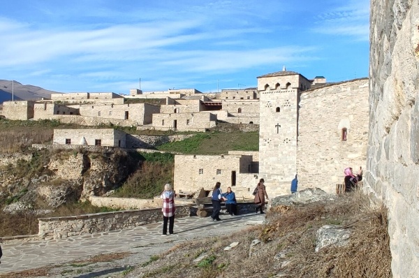 Заведующий Хойским историко-архитектурным музеем Асламбек Серитханов радушно принял дорогих гостей из Москвы, открыв перед ними двери в мир чеченской истории и культуры.

Он провел для них экскурсию по территории Хоя, которая стала для гостей настоящим путешествием во времени, ну а те в свою очередь были очарованы не только красотой древнего комплекса, но и теплым приемом.

Покидая Хой, гости увозили с собой не только впечатления от увиденного, но и частичку этого удивительного места.