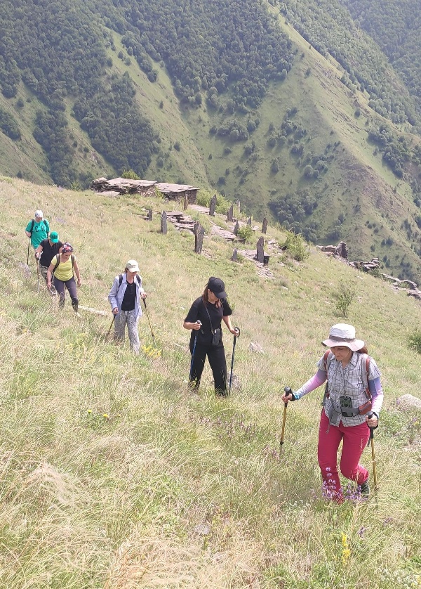Состоялась экскурсия в Комалхи и Коротах. С самого утра участников ждали живописные горные дороги, свежий воздух и захватывающие пейзажи.

Коротах, один из древнейших уциевских аулов, запомнился атмосферой глубокой тишины, особого уединения. Здесь участники познакомились с традиционным бытом, увидели старинные постройки и услышали истории, передающиеся из поколения в поколение. Особое впечатление произвела прогулка по аулу: узкие тропинки, каменные стены, высокие горы вокруг — всё дышит историей и достоинством.