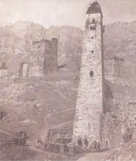 Сбор исторических архивных фотографий – непременная часть подготовительной работы «АСМ-Групп» к проекту реставрации. 
Архивные фотографии башен позволяют наиболее точно определить утраты; нередко помогают уточнить, какие именно постройки их окружали. 
Это позволяет подойти к проектированию как можно более точно, взвешенно, с позиций исторической достоверности.

Фотографы «АСМ-Групп» стараются повторить ракурсы таких фотографий, чтобы сравнительный анализ получился наиболее наглядным.
Но не всегда это возможно – как, например, в ситуации с боевой башней комплекса «Меллер».

Фотография 1903 года была сделала с довольно большого расстояния, башня прекрасно просматривается на всю высоту, без перспективных искажений. 
Сегодня же такой ракурс невозможен – из-за многочисленных оползней башня теперь находится недалеко от обрыва и фотофиксация возможна лишь с расстояния нескольких шагов от стен.