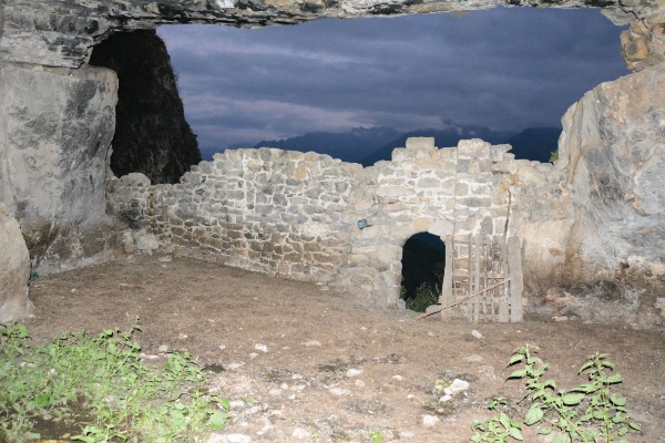 Сотрудники Джейрахско-Ассинского музея-заповедника, в рамках плана работы по выявлению и учету ранее неучтенных памятников архитектуры, и партнеры учреждения, в рамках внедрения на территории музея-заповедника Национальной системы управления объектами и безопасностью «Территория», провели совместные исследования наскальных строений пещерного типа на южном склоне Столовой горы в Джейрахском районе.

В результате проведенных мероприятий, определены локации 6 строений, произведены замеры фронтальных и внутренних частей помещений, произведена фотофиксация.

Так, сотрудниками музея-заповедника в процессе работы были отмечены следующие интересные детали наскальных строений:

Фронтальная часть первого строения представлена сплошной кладкой арочной формы, закрывающей вход в пещеру, имеется входной проем и маленькое окно над проемом.

У второго строения имеются около десятка маленьких отверстий, вероятно бойниц по всей площади фронтальной стены.

Лицевая часть четвертого строения состоит из двух кладок, разделяемых скальной породой. Кладки закрывают две соединенные между собой пещеры. Напротив входного проема есть углубление в скальную часть глубиной 6,7 м, высотой не более 1,5 м., на стене заметны выступы для перекрытий второго яруса.

В левой части шестого строения наблюдается углубление, образующее отдельное помещение, глубина которого составляет 7,7 м, ширина – 4,2 м.
         
Это промежуточные результаты проведенных исследований, работа в этом направлении продолжается, по неуточненным данным на склонах Столовой горы имеются около трех десятков наскальных строений, они все будут учтены и Приказом Комитета государственной охраны объектов культурного наследия республики Ингушетия поставлены на государственный учет.  