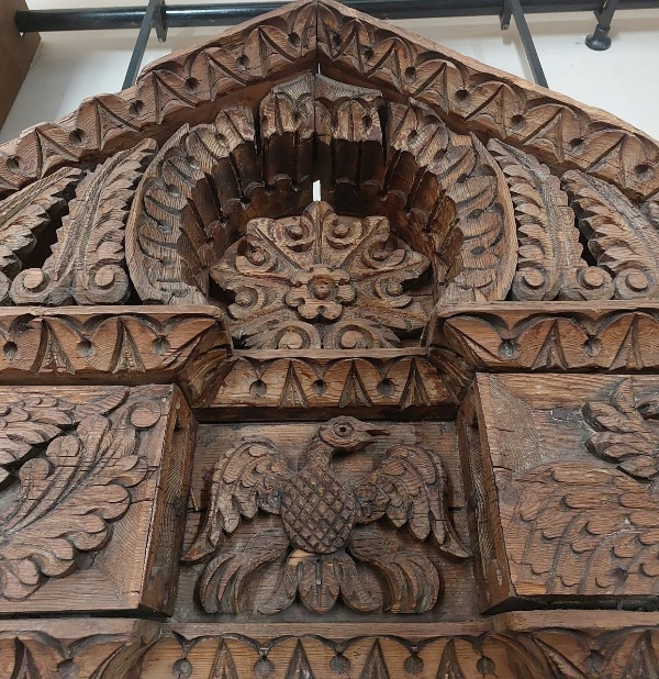 Русская резьба по дереву достаточно широко представлена в Российском Этнографическом музее в Санкт-Петербурге. Фронтоны, наличники, сандрики и прочие архитектурные элементы, собранные в музее заставляют задуматься о символике и сказочных персонажах.