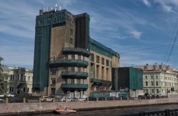 Дворец культуры работников связи на Большой Морской улице в Петербурге отреставрируют по госпрограмме "Развитие сферы культуры в Санкт-Петербурге". Приспособление для современного использования планируется для театра "Санкт-Петербург Опера".

ДК связи - выявленный объект культурного наследия, построенный в 1930-е годы по проекту арх. П.М.Гринберга и Г.С.Райса. До этого на участке стояла немецкая реформаторская церковь, построенная в 1862-1865 годах по проекту арх. Г.Боссе и Д.Гримма.