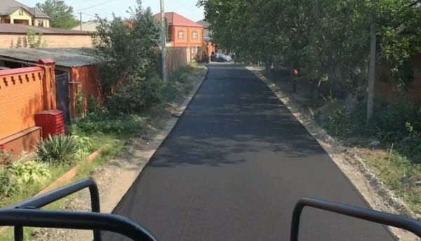 В Назрани на улице Гурьевской появился новый асфальт.

Работы, начатые по распоряжению главы города Руслана Оздоева, прошли в рекордные сроки.

Дорожники выполнили качественную укладку асфальта, позаботившись о надежном основании и ровном полотне. Это гарантирует меньше шума и тряски, безопасность для пешеходов и привлекательный вид улицы.
