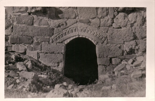 Интересные композиции храма "Тхаба-Ерды". 

Фотографии, сделанные до реставрации (1969-1971 гг) памятника. 