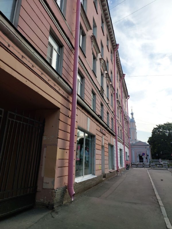 На историческом здании на углу Большого проспекта, 23 Васильевского острова и 7 линии заменены водосточные трубы, цвет которых вызывает умиление.

Угловой участок на Васильевском острове в конце XVIII века принадлежал видному государственному деятелю, сенатору В.Я.Новосильцеву, являвшемуся президентом Мануфактур-коллегии и построившему на этом месте трехэтажный каменный дом. 

С середины XIX века здание занимал трактир "Золотой олень" с гостиницей, называвшейся просто "Олень". Его сад, обнесенный оградой, занимал часть нынешнего бульвара на проспекте. В саду имелся кегельбан, стояли столики и играл оркестр. Осенью 1863 года один из гостиничных номеров трактира снял девятнадцатилетний И.Е.Репин, впервые приехавший из Чугуева. С 1830-х годов зданием владела семья Жерновых. В 1960-е годы дом был надстроен.