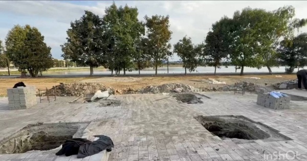 В Назрани продолжается строительство масштабного проекта благоустройства городской среды.

На территории вокруг городского пруда в Назрани, площадью 11 гектаров, активно ведутся работы по созданию современной и комфортной городской среды — победителя Всероссийского конкурса лучших проектов Минстроя России.

В рамках строительства уже выполнены демонтаж старых конструкций, возведение подпорной стены, монтаж системы видеонаблюдения, а также подготовка основания под бортовой камень и тротуарную плитку. Устроены удобные пирсы и спуски к воде, установлены современные столбы освещения. 

В ближайшее время планируется строительство лодочной станции, детской площадки и городских качелей. Проект также предусматривает создание летнего амфитеатра и ресторана на воде.

Работы реализуются в рамках национального проекта «Инфраструктура для жизни» и федерального проекта «Формирование комфортной городской среды» при поддержке Минстроя Ингушетии. 

На сегодняшний день готовность объекта составляет 60%, а завершение строительства запланировано на конец 2026 года.