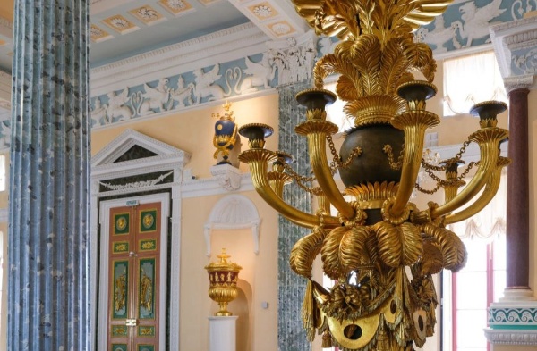 В Останкинском дворце после 12 лет реставрации открылся Египетский павильон. В отличие от других интерьеров дворца, которые много раз менялись и перестраивались, Египетский павильон, построенный по проекту архитектора В.Бренны в 1795 году, сохранился практически без изменений. Ранее он был и парадной столовой, и малой сценой для концертов и небольших спектаклей. Сейчас там проходит выставка "В гостях у графа Шереметева", которая показывает быт высшей знати XVIII века. Особое место в интерьере занимает античная скульптура Гигеи II века.