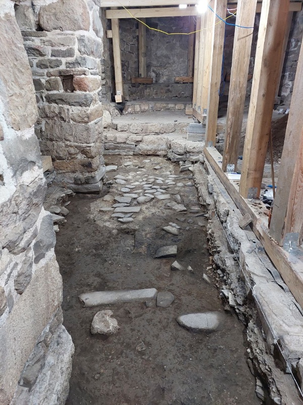 При выполнении археологических работ на объекте культурного наследия федерального значения Храм "Тхаба-Ерды" в горной Ингушетии, на глубине около 30 сантиметров, археологи обнаружили сохранившиеся фрагменты более ранних каменных полов уникального храма. 

Археологические работы по разрешению Министерства Культуры РФ и при полной поддержке Благотворительного фонда "САФМАР" продолжаются.