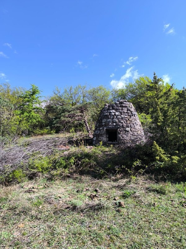 Ядрообразный мавзолей «Товханти», одноименной башенной усадьбы, расположенной напротив комплекса «Меллери», на западном склоне горы.  

Усадьба состоит из 1 двухэтажной жилой башни "Зовр-г1ала", с восточной стороны к которой пристроен дворик и одного ядрообразного мавзолея, возведенного в конце 18 века и расположенного в 15 метрах южнее башни. В южной части мавзолея, в 20 см от земли расположено окно (45х55 см).  

Состояние объекта удовлетворительное, наблюдается частичное разрушение верхушки крыши, во внутренней части имеются следы обвала потолка. Сохранился на всю высоту. 

Мавзолей – это тип погребальных сооружений, монументальная мемориальная наземная постройка.

В наши дни мавзолеем называют монументальное сооружение с отсеком для хранения останков умершего и одним или несколькими залами, использующимися часто как поминальные. 

Мавзолеи строились не до, а после смерти человека и воздвигались, как правило, в честь крупных правителей, знатных или выдающихся, в какой-либо области, людей. 

Разный профессиональный уровень мастерства зодчих свидетельствует о разных периодах строительства мавзолеев. Важно отметить, что в отличии от других сооружений погребального характера на Северном Кавказе, Ингушские мавзолеи и склепы строились без применения раствора, а двускатные и четырехскатные кровли возводились в технике ложного свода.