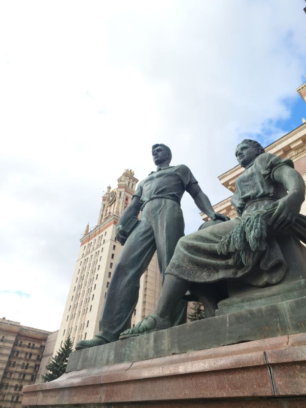 Начинаются полномасштабные реставрационные работы на фасадах здания Московского государственного университета на Воробьевых горах. Некоторые плоскости фасадов уже оделись в строительные леса и сетки. А команда "АСМ Групп" должна подключиться к работам уже в ближайшие дни.