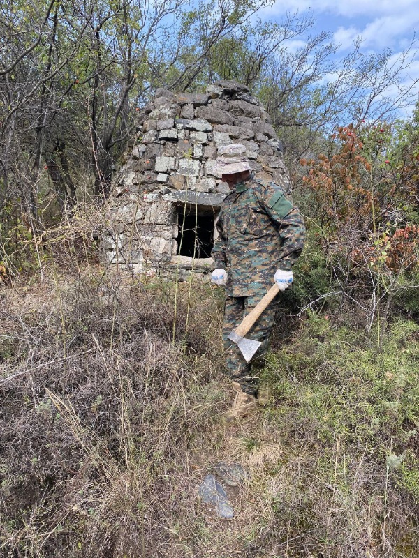 Сотрудники музея-заповедника, в рамках защиты и сохранения объектов культурного наследия, совершили экспедицию к башенной усадьбе «Товханти», расположенной западнее Меллери.

Усадьба  состоит из 1 жилой двухъярусной жилой башни и одного, редкого для края, ядрообразного мавзолея.  

Целью совершения экскурсии являлось очищение периметра мавзолея от разросшейся стихийной поросли, которая представляла потенциальную угрозу целостности исторического объекта.

Ребята, вооружившись пилами и топорами, срубили кустарники и нежелательную растительность, спасая памятник от повреждения и повышая его привлекательность для посещающих. Ведь, дикорастущие растения могли не только повредить памятник, но и скрывали его от взора туристов. 

Мавзолей хорошо сохранился, для своего времени и очень важно как можно дольше поддерживать его в этом состоянии. 

Находится в границах территории Джейрахско-Ассинского музея-заповедника. 
