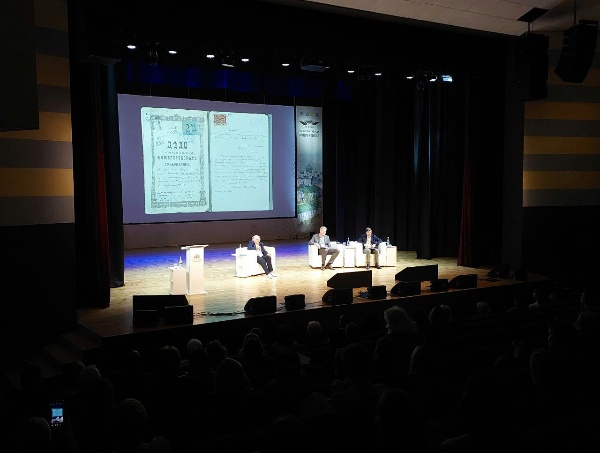 Продолжается XV Всероссийская конференция "Сохранение и возрождение малых исторических городов и сельских поселений" в городе Арзамас Нижегородской области.

Арзамас на протяжении XIX века считался гусиной столицей России, выращивая до 20000 птиц.