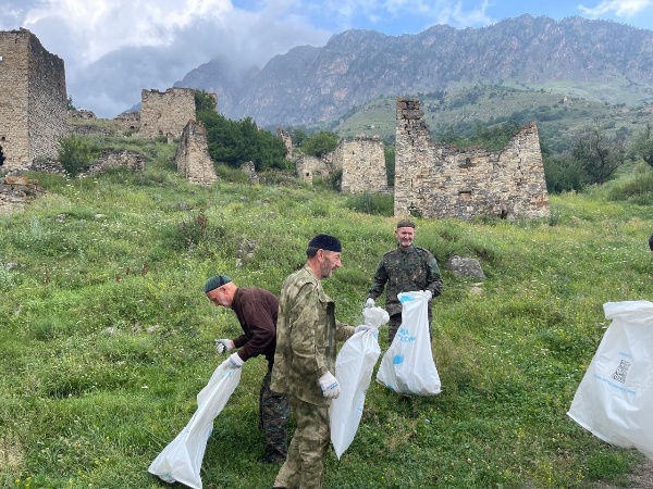Сотрудники музея-заповедника провели субботник на территории башенного комплекса "Эгикал". Была очищена территория комплекса, собран и вывезен весь мусор. 

Ранее масштабный субботник на территории комплекса, а также вдоль русла реки Аьги-хи - притока Ассы был проведен, приурочив к Международному дню памятников и исторических мест.

А в начале этого месяца мероприятия по сносу незаконных хозяйственных построек была проведены в с. Фуртоуг. 

Призываем всех жителей республики, выезжающих в горную местность соблюдать чистоту и порядок на заповедной территории!!! Ведь чисто не там, где метут, а там, где не сорят. 