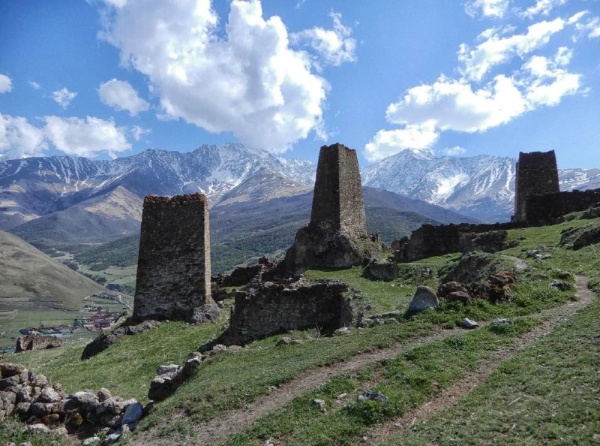 Уже сегодня специалисты "АСМ Групп" посетят древнее горное селение Цимити в Алагирском районе Республики Северная Осетия-Алания.

Согласно преданиям Цимити было основано в начале XIV века, а его основателем считается Цымыти - военачальник последнего аланского царя Ос-Багатара. Цимити являлось центром Цимитинского общества со своим сословным укладом, законодательным собранием и судебной системой, комплектовавшихся из представителей высшего сословия - уазданов.
