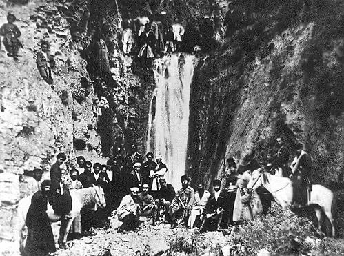 Фуртоугский водопад, также известный как водопад имени Д. Менделеева. Расположен в начале Джейрахского ущелья.

Великий ученый бывал здесь в 1880 году во главе геологической экспедиции. Занимаясь проблемами добычи нефти и её переработки, Д. Менделеев совершал поездки на Кавказ. Во время одной из них он был принят своим учеником и соратником, состоявшим на государственной службе, — старшим советником Саадулой Ахриевым в селении Фуртоуг.

Водопад находится в получасе езды от курорта «Армхи» и гости могут посетить его и другие достопримечательности, воспользовавшись услугами экскурсий.