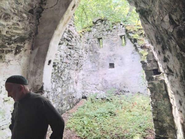 В рамках плана работы по визуальному осмотру технического состояния объектов культурного наследия, сотрудниками Джейрахско-Ассинского музея-заповедника была совершена инспекционная поездка к храму-святилищу «Итаз-Ерда».

Итаз-Ерда - один из самых крупных храмов-святилищ горной Ингушетии, находится южнее посёлка Ольгети, на склоне лесистой горы бокового ущелья р. Арчхи Джейрахского района Ингушетии. В ходе проведенного визуального осмотра, нами было установлено неудовлетворительное состояние памятника, несмотря на то, что он сохранился на всю высоту. 

Размеры в плане: 4.97×10.34 м., высота 4.52 м. Сооружение в плане прямоугольное, вытянуто с востока на запад. Стены выложены из грубо обработанных камней на известковом растворе. Снаружи покрыты известковой обмазкой. Пол без покрытия. 

Памятник был исследован в 1969–1970 годах. Внутри нашли большое количество рогов жертвенных животных (быков, туров, косуль, коз, оленей), а также железные наконечники стрел и фрагменты керамики.

Сейчас храм частично обрушен. Состояние аварийное, ранее работы по сохранению не проводились. Требуются ремонтно-восстановительные  работы. 

История каждого села связана с какой-либо легендой или преданиями. Помимо предания о выдающейся личности, чьим именем назван этот храм,  существует еще одна старинная история, которое передается жителями селения Ольгетти из поколения в поколение. Сказание гласит, что на этом месте, где расположен храм, категорически нельзя вырубать деревья, так как это место считается сакральным (также, как и все места, где располагаются храмы-святилища) : срубивший дерево должен скоро умереть. Жители близлежащих селений и до наших дней продолжают верить в это предание, и до сих пор не решаются рубить кустарники и деревья в этом поистине священном месте.