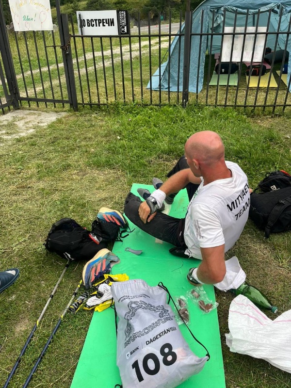 Caucasus Ultra Trail — грандиозное беговое событие, охватывающее четыре республики Северного Кавказа, стартовало.

Участников ждёт настоящий вызов: более 400 км горных троп, долин и перевалов, проходящих через Чечню, Ингушетию, Северную Осетию и Кабардино-Балкарию.

В ближайшие дни спортсменам предстоит преодолеть непростые участки маршрута в живописном Джейрахском районе Ингушетии. После чего они продолжат путь к финальной точке — Баксанской долине Кабардино-Балкарии, где запланирован финиш.

Спортсмены приехали из 50 городов и 20 регионов страны, и наш регион с радостью встретил гостей.

В рамках поддержки мероприятия Комитет по туризму Республики Ингушетия вручил памятные подарки — как символ гостеприимства и поддержки.