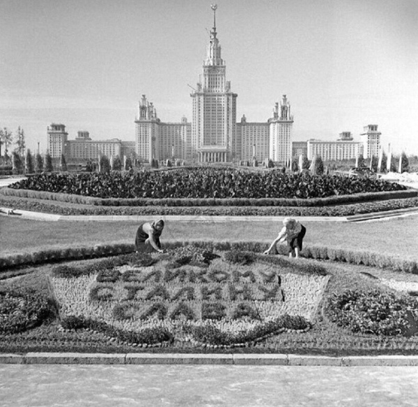 Фотография запечатлевшая сквер перед Московским государственным университетом на Ленинских горах в 1952 году. Сквер был задуман как место для отдыха и вдохновения, где студенты могли гулять, обсуждать научные идеи и наслаждаться природой. Это место стало не только образовательным, но и культурным центром Москвы, отражающим стремление к знаниям и инновациям.

А сегодня архитекторы "АСМ Групп" под проливным дождем продолжают исследования на фасадах знаменитой высотки.