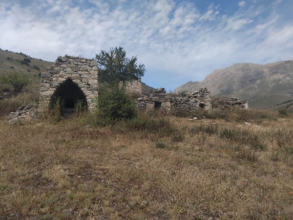 Acting Director of the Jeirakh-Assinsky Museum-Reserve Ahmedkhan Sampiyev together with the staff made a tour of the tower complex "Salgi".

The tower complex of Salgi (Salg) is a castle type on the crest of a mountain range at the beginning of the Salgin (Chulkhoy) gorge, on the right bank of the Chulkhi River. The exact date of construction of the tower complex Salgi is unknown – it is believed that it belongs to the late Middle Ages. The village occupies a strategically important position, closing the passage to the villages of the gorge along the lower path facing Georgia. Now there are 12 buildings, two military, ten residential towers with various stone extensions and defensive walls of the late Middle Ages. Most of the buildings are now in ruins.

According to legend, Salgi was built by immigrants from the village of Magote, located nearby on a mountain range. In the late Middle Ages, Salgi was the administrative, political and cultural center of the Chulkhoy Gorge. He was famous for his high-quality blacksmiths and weapons (bows, crossbows, checkers), connoisseurs of traditional medicine and natural phenomena, wise priests and priests (for example, Maha Dzaurov is known), brave warriors-riders. On the southern side of the village of Salgi, on the mountain slope, local residents until the middle of the XIX century actively mined nitrate, which was used for the preparation of different grade gunpowder. Along with samples of hand flint firearms, gunpowder was skillfully made by skilled craftsmen of the Salgi village. Blacksmiths worked in the village, women weaved canvases, pottery flourished (the results of archaeological excavations are evidence of this).

There were on the territory of the village and priests conducting ceremonies in the local sanctuaries, and healers who treated their fellow tribesmen from many ailments, medicinal herbs that were collected in spring and summer in the surrounding meadows.

The castle complex of Magote, located on the top of Zagal-Duk, located 1,100 m southeast of Salga, is territorially connected with this aul. By the way, the villages constantly gave each other signals about the danger with the help of special towers, if such a need arose.

From a strategic point of view, the tower complex of Salga is ideally located, as mentioned above, it literally closes the entrance to the Chulkhoi Canyon, which is otherwise called the Salgin Gorge.

Based on the results of the work, acts of the technical condition of the facilities will be drawn up and sent to higher organizations.