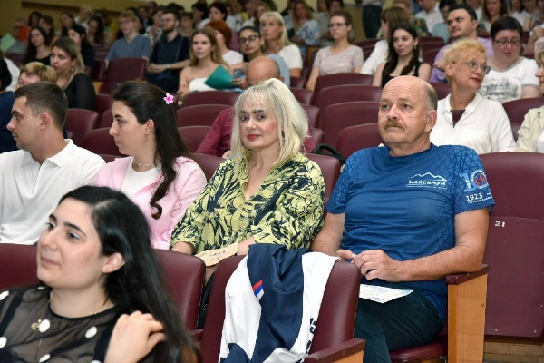 3 сентября в Большом актовом зале ПГУ прошло расширенное заседание Учёного совета с участием сотрудников и студенческого актива. Главная тема – переход к новой модели высшего образования.

Ректор ПГУ профессор Александр Павлович Горбунов представил ключевые положения реформы: единый уровень «высшее образование», новые сроки обучения, обновлённые стандарты, усиление практической подготовки и более тесное взаимодействие вузов с работодателями.

Ректор отметил, что миссия ПГУ – оставаться центром образования, науки и инноваций, готовящим лидеров нового типа.