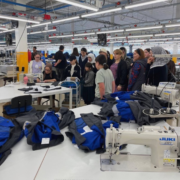 В рамках развития промышленного туризма, Комитет по туризму Республики Ингушетия совместно с Министерством промышленности и цифрового развития Республики Ингушетия организовали познавательную экскурсию на швейное предприятие «4БРА» для детей из Клуба добрых людей.
⠀
Участники экскурсии познакомились с процессом пошива одежды, увидели работу специалистов, узнали о современных технологиях и возможностях лёгкой промышленности в регионе.
⠀
Такие инициативы помогают детям расширить кругозор, формируют интерес к производственной сфере и способствуют ранней профориентации.