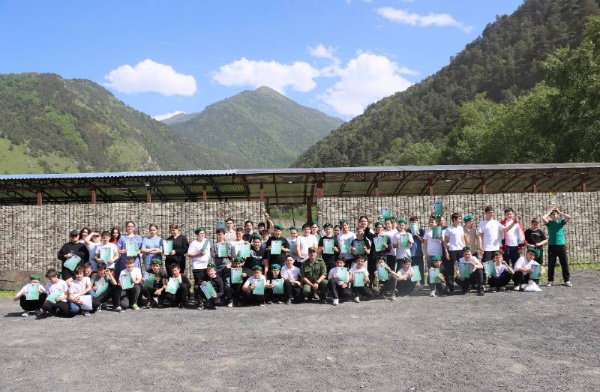 В Джейрахском районе Республики Ингушетия Пограничным управлением ФСБ России по Республике Ингушетия проведена военно-патриотическая игра «Зарница». Мероприятие было посвящено 106-й годовщине со Дня учреждения пограничной охраны.

В «Зарнице» приняли участие 4 отряда «Юных друзей пограничников» общеобразовательных учреждений г. Магаса. Школьники показали свои навыки в военно-прикладных дисциплинах: надевание противогаза на время, неполной сборке-разборке автомата Калашникова, метание гранат на точность, спортивная эстафета, перетягивание канатов и многое другое.

Помимо конкурсов, в программу «Зарницы» вошли показательные выступления по задержанию условного нарушителя государственной границы с применением служебной собаки. После мероприятия дети отведали армейской каши из полевой кухни и были награждены кубками, дипломами и ценными призами.

По итогам игры места распределились следующим образом:
1 место - 7а класс школы № 2 г. Магаса;
2 место -  7а класс школы № 1 г. Магаса;
3 место -  6а классы школы № 1 г. Магаса и гимназии «Марем».

Реализуемые Пограничным управлением меры способствуют формированию у подрастающего поколения патриотизма и активной гражданской позиции, приобщают к здоровому образу жизни, а также направлены на профилактику различного рода негативных проявлений в молодежной среде.

Для детей общеобразовательных учреждений проводимые мероприятия замечательная возможность познакомится, проявить свои лучшие качества и волю к победе.