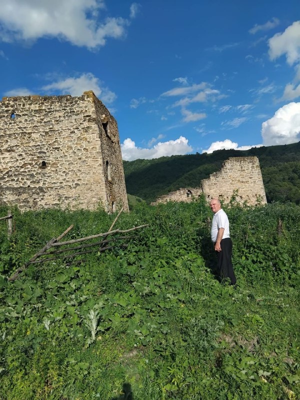 В рамках плана работы по визуальному осмотру технического состояния объектов культурного наследия,  Специалистами Джейрахско-Ассинского музея-заповедника была совершена инспекционная поездка к архитектурному комплексу «Гарак».

Гарак (Гаракх)- крупный башенный комплекс замкового типа на гребне крутого горного утеса, обрывающего с 3-х сторон, в 700 м восточнее Мецхала Джейрахского района Ингушетии.

Ранее 7 мая, в ходе продолжающихся работ по фиксации и учёту всех объектов культурного наследия горной Ингушетии, специалистами «АСМ-Групп» совместно с сотрудниками Джейрахско -Ассинского музея-заповедника, в комплексе выявлено и зафиксировано 1 боевая и 3 полубоевых башен, 27 жилых башен и 7 склепов, 1 каменный родник, а также 78 стел, кроме того, обнаружены многочисленные руины, а также циклопические построения.

Во время обхода, сотрудниками музея-заповедника была произведена фотофиксация объекта, было обследовано состояние памятников.
Гарак включен в перечень выявленных объектов культурного наследия республики Ингушетия и подлежит государственной охране.

По результатам инспекционной проверки будут составлены акты технического состояния ОКН и направлены в вышестоящие организации.