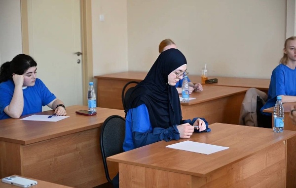 В Пятигорском государственном университете прошли соревнования чемпионата «Абилимпикс» – 2026 – одного из ключевых событий в сфере инклюзивного профессионального мастерства.

В этом году ПГУ вновь стал региональной площадкой по компетенции «Переводчик», а также впервые представил новое направление – «Специалист по социальной реабилитации». Кроме того, к соревнованиям впервые присоединились школьники.

Главные герои чемпионата – участники и их наставники, и здесь университет показал блестящий результат. В компетенции «Переводчик» студенты ПГУ заняли все призовые места в категории «Студенты». В новой компетенции победу университету принес студент Высшей школы управления.