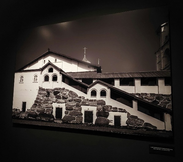 Архитекторы "АСМ Групп" посетили Третьяковскую галерею и ознакомились с работами фотовыставки "Стена и слово. Русский монастырь на границе с небом." 

Более 80 черно-белых фоторабот представляют архитектуру и историю 10 русских монастырей, расположенных в разных уголках России. Безусловно приятно было ознакомиться с необычными фото по Псково-Печерскому монастырю, где в настоящее время работает команда "АСМ Групп". 

Компанию в осмотре составили Хондзинский Николай - дирижер Мариинского театра, Хашиев Алихан - вице-президент корпорации "Синергия" и Милехин Андрей - профессор МГУ, а саму экскурсию по выставке провел один из ее авторов - Эдуард Бояков - художественный руководитель МХАТ им. М.Горького, создатель фестивалей "Золотая маска" и "Новая драма".
