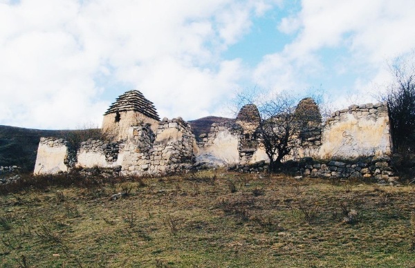 Раннемусульманские мечети в горной Ингушетии имеют немаловажное значение для истории и культуры региона, поэтому нашим учреждением проводится активная работа по их учету, инвентаризации и включения в реестр выявленных объектов культурного наследия.
         
О том, как в Ингушетию проник ислам, впервые в истории упоминалось в восьмидесятых годах 16 века. Грузинский царевич Вахушти Багратиони в своей книге «География Грузии», написанной на основе данных собранных в конце семнадцатого века совершенно однозначно относит жителей села Ангушт к мусульманам, и даже к суннитам.
         
В семидесятых-девяностых годах восемнадцатого века в Ингушетии преобладали мужские и женские мусульманские имена.  Были даже зафиксированы факты, что Ислам принимали как отдельные жители Ингушетии, так и целые группы ингушей.
         
О том, что предки ингушей отдавали предпочтение исламу еще в конце восемнадцатого века писал Пётр Паллас. Археолог Чахкиев представлял данные, из которых следует, что на территории Ингушетии в горных ее районах был обнаружен ряд захоронений, которые относятся к концу восемнадцатого века. Эти захоронения имеют все признаки захоронений, совершаемых по правилам погребальной обрядности мусульман, характерные для Ислама.  
         
Процесс исламизации народа Ингушетии проходил в несколько этапов и был сложным, затронувшим все сферы жизни , и завершился лишь после того, как на политической арене появился такой человек, как устаз Кунта-Хаджи Кишиев, который повел активную пропаганду ислама среди ингушей.

Как было сказано ранее, в результате проведенных полевых работ сотрудниками музея-заповедника выявлены раннемусульманские мечети на территории башенных комплексов Эгикал, Хамхи, Фалхан, Лялах, Верхний Пялинг, Нижний Кяхк, Цори, Гершки, Гаракх, Керби и т.д. Определены локации этих объектов, произведены замеры и фотофиксация. Техническое состояние некоторых из них крайне руинированное, встречаются руинированные постройки с сохранением основания, а также частично разрушенные с возможностью полного восстановления.
         
Эти старинные мечети были разрушены в период выселения нашего народа в Казахстан и Среднюю Азию. Вплоть до 1944 г. в них совершали намаз, мархи - 1ид, г1урбан - 1ид и рузба наши отцы-горцы.
        
Общими усилиями для нас важно сохранить эти исламские святыни, ведь это не только памятники археологии и архитектуры, но также, история нашего народа и нашей религии.