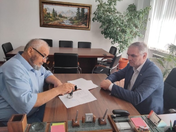 29 августа 2024 г. ГКУ «Джейрахско-Ассинский музей-заповедник» и ГБУ «Ингушский научно-исследовательский институт гуманитарных наук им. Ч.Э. Ахриева» заключили договор о совместном сотрудничестве.

Предметом договора является сотрудничество Сторон в области социокультурной деятельности по сохранению и актуализации историко-культурного наследия горной части Республики Ингушетия, исследования, сохранения и популяризации каменного зодчества Ингушетии, совместная реализация долгосрочных социокультурных программ и проектов.

В рамках данного соглашения учреждения будут осуществлять взаимодействие по реализации совместных проектов и мероприятий, направленных на сохранение и популяризацию историко-культурного потенциала республики, участвовать в совместных выставочных мероприятиях, будет организована совместная работа в области информационной, издательской деятельности и т.д.

Руководители учреждений выразили надежду на плодотворное и взаимовыгодное сотрудничество, которое поспособствует появлению новых совместных проектов и это станет важным шагом на пути сохранения и популяризации культурного наследия Ингушетии. 

Так, например, одним из первых совместных проектов будет участие Джейрахско-Ассинского музея-заповедника в Международной научно-практической конференции «Национально-государственные образования в России: история и современность», посвященная 100-летию образования Республики Ингушетия, которое будет проходить в столице Республики Ингушетия с 23-25 сентября 2024 г. 