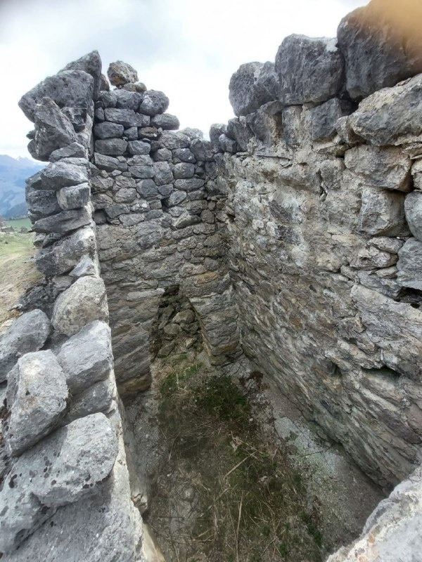 Ещё один храм-святилище в Дошхакле (Дошхаклинский 2-й храм-святилище).

Расположен в 300 м от боевой башни на невысоком холме через горную речку. 
  
Протяжённость храма  - 7 метров, ширина - 3.9 м., имел двускатно-ступенчатое покрытие. 

Внутри постройка была поделена слабо выступающей аркой на 2 части: восточную и западную. 
Сооружение возведено на известковом растворе. Кладка стен полигональная. 

Памятник впервые был обнаружен Л. П. Семёновым и И. П. Щеблыкиным, а археологической раскопке подвернут М. Б. Мужухоевым в 1974 г. 
 
Сейчас объект полуразрушен. Часть западной стены и крыша разрушены, на других стенах имеются трещины. Состояние неудовлетворительное. 

Храмы и святилища горной Ингушетии являются уникальными памятниками древней ингушской архитектуры, представляющие собой монументальные религиозные культовые каменные сооружения, расположенные преимущественно в Джейрахском районе. 