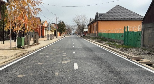 В Сунже завершили благоустройство улицы Новая Дружба.

Работы по асфальтированию дорог были начаты в середине сентября.

Уже уложено 720 метров асфальта шириной 6 метров, обустроен пешеходный тротуар 1,6 метра, построена ливневая канализация. В планах — установка уличного освещения.

Теперь улица, обеспечивающая доступ к образовательным учреждениям, полностью соответствует современным стандартам благоустройства.