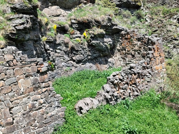 На днях, инспектора Джейрахско-Ассинского музея-заповедника в сопровождении начальника пограничной заставы и трех его сотрудников, совершили инспекционную поездку к, раннее не учтенному, башенному комплексу «Бярч», расположенному в 2 км юго-западнее башенного поселения «Някъист», в закрытой пограничной зоне.                                                                                                              

Цель поездки: учет, выявление, проведение обмеров, фото и видеофиксация ОКН, а также описание и оценка их технического состояния.  