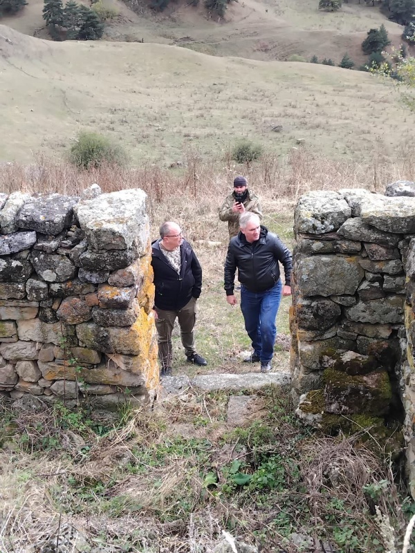 Сотрудники Джейрахско-Ассинского музея-заповедника совместно со специалистами проектной организации АСМ ГРУПП совершили инспекционную поездку в башенный комплекс «Нийкоате», где проходят плановые работы по выявлению, фиксации и учету всех объектов культурного наследия.  

Средневековое башенное поселение «Нийкоате» расположено в Джейрахском районе, восточнее «Ний» и севернее "Цизды",  административно входит в сельское поселение «Гули». На территории города-поселения имеется множество исторических объектов, это и жилые башни, мавзолеи, раннемусульманское кладбище, благоустроенный природный родник, руины каменных построек и др., которые, к сожалению, в силу объективных причин, не все состоят на государственном учете. И сегодня, как мы видим, проводится огромная работа по их восполнению. Состояние всех объектов аварийное.

Как известно, инвентаризация ОКН является одной из необходимых составляющих комплексного изучения памятников, она проводится с целью сохранения и популяризации объектов культурного наследия, а также для обеспечения их целостности.  В этом году аналогичная работа проведена на 30 башенных комплексах горной Ингушетии.
