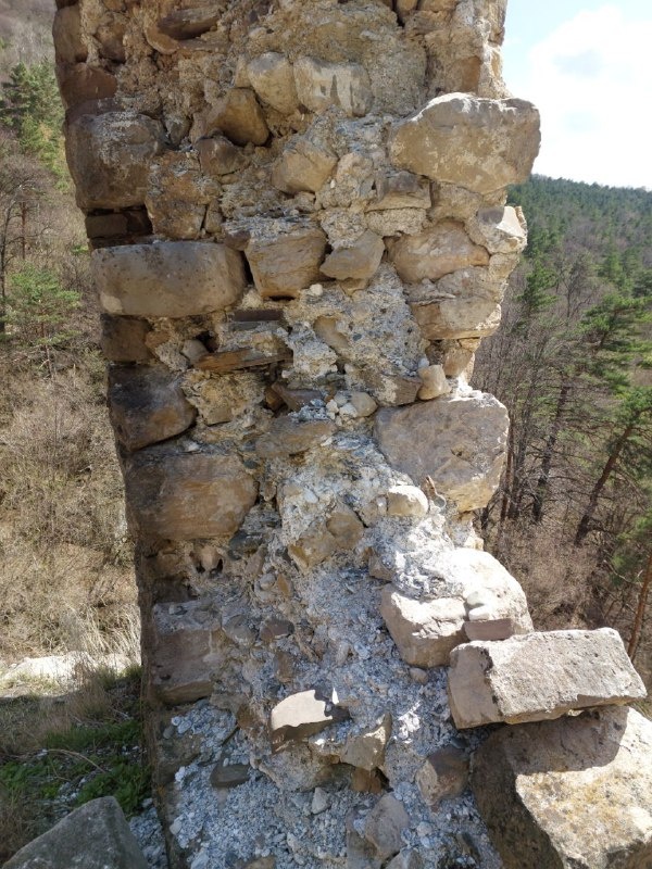 В настоящее время активно продолжаются разговоры о полном отсутствии применения каких-либо растворов при строительстве башенных комплексов на Северном Кавказе.

На днях специалисты "АСМ Групп" посетили очередной не тронутый реставрацией башенный комплекс в горной Ингушетии - "Гьаги Г1алаш" (возможно не историческое название), где одним из вопросов исследования стоял вопрос об историческом применении растворов. Зафиксировано, что каждое сохранившееся строение комплекса имеет не просто остатки исторического известкового раствора, а его обширное присутствие.