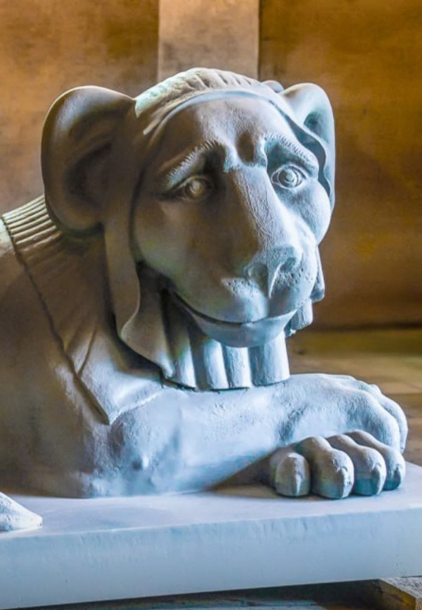 14 скульптур чугунных львов перевезены из усадьбы Кузьминки в мастерские. Уже выполнены реставрационные работы по удалению красочных слоев и следов коррозии, устранены трещины и дефекты, восстановлены утраченные и деформированные фрагменты. 

Реставраторы перешли к работам по грунтовке и последующей окраске. Уже в этом году символы величия и защиты усадьбы должны вернуться на свои места. Львы созданы почти 200 лет назад по рисункам арх. Доменико Жилярди в мастерской Сантино Кампиони. Гривы хищников покрывают египетские платки - как на скульптурах, найденных при раскопках в Египте.