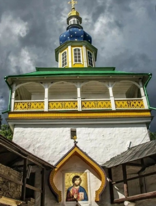 Сегодня состоялся прием реставрационных работ на объекте культурного наследия федерального значения "Башня Святых ворот", являющаяся главным входом в Псково-Печерский монастырь.

Специалисты "АСМ Групп" рассказали уважаемой комиссии о находках, сделанных при обследовании башни и проектных решениях, а комиссия одобрила выполненные работы и приняла объект.