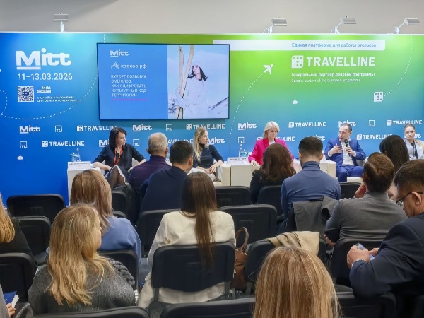Кавказ.РФ запустил на МИТТ-2026 дискуссию о роли креативных индустрий в развитии территорий.
  
Продвижение Северного Кавказа с помощью культурного кода, цифровые двойники экотроп, единый ски-пасс «Три курорта» и новые инфраструктурные объекты – о новинках сезона и особенностях развития отрасли представители Кавказ.РФ рассказали на Международной выставке туризма и гостеприимства МИТТ-2026. Главный фокус в этом году институт развития сделал на обмен опытом с практиками и личных встречах с участием лидеров отрасли, экспертов мира современного искусства, туроператоров, отельеров.

Главная сессия от Кавказ.РФ – «Курорт больших смыслов: как оцифровать культурный код территории» – подняла вопрос о создании сильного турпродукта через глубокое исследование места, через поиск идентичности и следование ей. Подводя итоги дискуссии, модератор – искусствовед Александра Плотникова – подчеркнула, что внедрение культурного кода в туристический бизнес – это в первую очередь глубокая искренность, визуальное исследование, многоступенчатая работа с конечным потребителем. 

Примером туристической арт-терапии для самого молодого курорта Северного Кавказа поделился исполнительный директор Кавказ.РФ Хасан Тимижев: 

«”Мамисон” – яркое доказательство того, что горнолыжные трассы и экотропы – это далеко не единственный способ отдыха в горах. Мы проводим здесь мероприятия с акцентом на творчестве и искусстве: арт-фестиваль, концерты, мастерские. Чтобы люди сюда ехали в том числе за вдохновением, поиском смыслов, за возможностью реализовать себя в творчестве».

О планах на летний сезон, единый ски-пасс «Три курорта», про обновление туристической инфраструктуры, логику внедрения пермитов и экосбора в нацпарке «Приэльбрусье» говорили в формате «вопрос-ответ» с туроператорами, отельерами и гидами заместитель генерального директора Кавказ.РФ Рустам Тапаев и директор департамента коммуникаций Татьяна Баева. Одна из главных новинок сезона – внедрение цифрового двойника экотроп, которые в перспективе свяжут регион сетью экомаршрутов общей протяженностью в 2500 км.

«Всего мы уже проложили и обустроили 255 км пеших маршрутов проекта Большая Кавказская тропа. Отдельное нововведение сезона – мобильное приложение, отвечающее за навигацию и безопасность на экотропах. Внутри будут отражены все ключевые точки маршрутов, трудные участки, места для стоянок, альплагеря, отели, места питания и другие нужные на пути сервисы. Сюда же будут приходить оповещения служб безопасности. Важно, что цифровой двойник троп будет работать без интернета и даже при слабом спутниковом сигнале», – рассказал Рустам Тапаев.

На стенде Кавказ.РФ гостям выставки презентовали минеральную воду «Славяновская». Лечебную минералку компании «Кавминкурортресурсы», которая находится под управлением института развития, за три дня попробовали больше двух тысяч человек. 