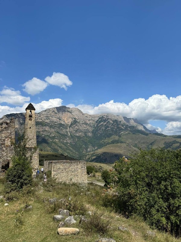 Национальный портал путешествий открыл новый туристический маршрут по Ингушетии «В стране башен и легенд».

Путешествие начнется со столицы Республики - города Магас. Маршрут будет включать знаковые исторические точки: замковый комплекс Вовнушки, ставший финалистом конкурса «Семь чудес России», Таргимскую котловину с башенными ансамблями Эгикал, Хамхи и Таргим, Тхаба-Ерды – один из древнейших христианских храмов на территории России, а также Цей-Лоамский перевал, где открываются виды на гору Казбек и Джейрахский каньон. Путешествие можно будет закончить отдыхом на всесезонном курорте «Армхи».