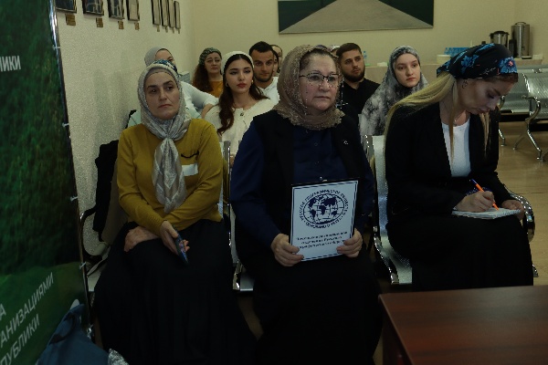 В ГБУ «Мемориальный комплекс Славы имени А. А. Кадырова» состоялось мероприятие, организованное РГО (Русское географическое общество) в рамках проекта «Наследие народа».

Организаторы отмечают, что проект реализуется при государственной поддержке- гранта Главы республики для некоммерческих организаций в 2024 году и при содействии Департамента по взаимодействию с религиозными и общественными организациями Администрации Главы и Правительства Чеченской Республики, и направлен на сохранение исторической памяти чеченского народа посредством проведения лекций и непосредственного общения.

Данное мероприятие прошло в формате лекции с участием приглашенных специалистов, одним из них выступил старший научный сотрудник отдела археологии и архитектуры ГБУ «Аргунский музей-заповедник» Баканаев Р.С. Как отметили собравшиеся, собрание прошло крайне плодотворно и интересно.