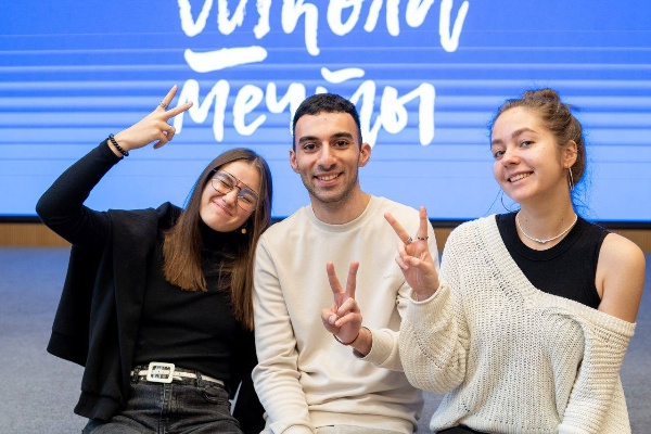 Магистрант ПГУ разработал проект благоустройства Эльхотово.

Студент 2 курса магистратуры по направлению «Дизайн архитектурной среды» Эдуард Амбарцумян уже добился серьёзных успехов: победа во Всероссийском конкурсе «Идеи, преобразующие города», участие в федеральной экспедиции «Школа Мечты», а также реализация социального заказа на платформе ДоброРФ.

По заказу Администрации с. Эльхотово (РСО-Алания) Эдуард разработал проект модернизации центральной улицы, скверов и набережной реки Терек. При создании учитывались мнение жителей, материально-технические возможности и национальные осетинские и аланские орнаменты.

Сегодня этот план благоустройства полностью готов к воплощению и ждёт начала реализации.