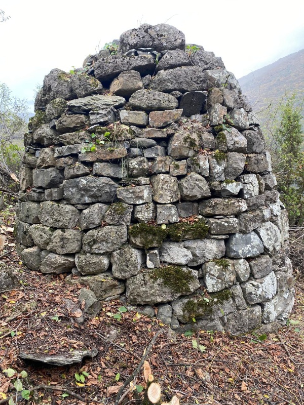 Сотрудники музея-заповедника, в рамках защиты и сохранения объектов культурного наследия, совершили экспедицию к башенной усадьбе «Товханти», расположенной западнее Меллери.

Усадьба  состоит из 1 жилой двухъярусной жилой башни и одного, редкого для края, ядрообразного мавзолея.  

Целью совершения экскурсии являлось очищение периметра мавзолея от разросшейся стихийной поросли, которая представляла потенциальную угрозу целостности исторического объекта.

Ребята, вооружившись пилами и топорами, срубили кустарники и нежелательную растительность, спасая памятник от повреждения и повышая его привлекательность для посещающих. Ведь, дикорастущие растения могли не только повредить памятник, но и скрывали его от взора туристов. 

Мавзолей хорошо сохранился, для своего времени и очень важно как можно дольше поддерживать его в этом состоянии. 

Находится в границах территории Джейрахско-Ассинского музея-заповедника. 