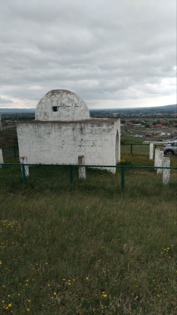 Руководитель Комитета Государственной охраны объектов культурного наследия Кодзоев Т. У. провел встречу с руководителем Благотворительного Фонда «Казыят», представителем Духовного Управления Мусульман России Акказиевым Р.Я, в рамках которого Рашид Яхьяевич, представил проект реставрации мавзолея «Борга-Каш» – одного из самых ранних сохранившихся мусульманских памятников на Северном Кавказе и древнейшего в Ингушетии.

Согласно проекту, планируется благоустройство прилегающей территории памятника, строительство ограждения, установка беседок для посетителей, посадка деревьев, монтаж освещения, круглосуточное видеонаблюдение и другие сопутствующие работы.

Ранее https://t.me/zapovedniking/1589 руководитель благотворительного фонда посещал мавзолей с сотрудниками Джейрахско-Ассинского музея-заповедника с целью оценки его технического состояния, и желанием оказать всю необходимую помощь в работах по его сохранению.

Борга-Каш является памятником истории и культуры всероссийского значения и находится под охраной государства. В разное время изучался Семеновым Л.П., Щеблыкиным И.П., Лавровым Л.И. и т.д.