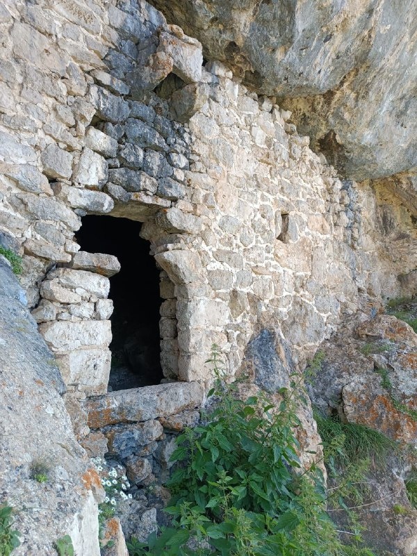 В ходе проводимого обхода, сотрудники Джейрахско-Ассинского музея-заповедника, в 3-4 км севернее  от башенного комплекса «Гули», на горе Гийрахье, обнаружили ранее не учтенный объект – уникальное архитектурное сооружение, пристроенное к горному хребту.  

Объект имеет два яруса, арочный дверной проем, оконный проем и, предположительно служила нашим предкам овчарней (желом) для загона скота.   Сооружение также снабжено одним машикулем-балкончиком.

Объект имеет хорошую сохранность, возможно благодаря тому, что он, как и Дзауркъонги-Джел - более известный уникальный памятник, дошедший до нас в первозданном виде, и расположенный в Верхнем Гули, пристроен к скале, которая обеспечивает им защитную функцию.

Памятник после проведения соответствующих работ будет внесен в перечень выявленных объектов культурного наследия республики.
