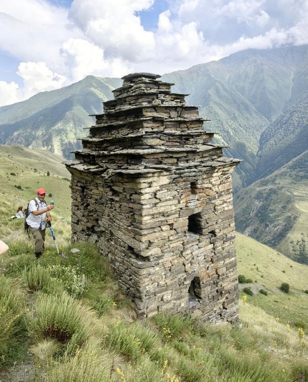 Состоялась экскурсия в Комалхи и Коротах. С самого утра участников ждали живописные горные дороги, свежий воздух и захватывающие пейзажи.

Коротах, один из древнейших уциевских аулов, запомнился атмосферой глубокой тишины, особого уединения. Здесь участники познакомились с традиционным бытом, увидели старинные постройки и услышали истории, передающиеся из поколения в поколение. Особое впечатление произвела прогулка по аулу: узкие тропинки, каменные стены, высокие горы вокруг — всё дышит историей и достоинством.