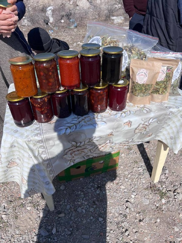 Продовольственная ярмарка в период месяца Рамадан, организованная  Минсельхозом Ингушетии по поручению Главы региона, прошла сегодня в Джейрахском районе (при въезде в с.п. Джейрах).

На ярмарках у жителей была  хорошая возможность приобрести качественную продукцию местных сельхозтоваропроизводителей по доступным ценам. 

Здесь в широком ассортименте было представлено мясо, и колбасные изделия, зерно, виды сезонных фруктов и овощей.