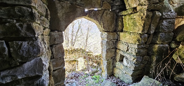 В рамках плановой научно-исследовательской работы сотрудники ГБУ «Аргунский музей-заповедник» организовали выездную экспедицию на территорию Ачхой-Мартановского района Чеченской Республики.

В процессе проведения плановой экспедиции специалисты музея — заповедника во главе с руководителем провели детальный осмотр, зафиксировали данные полученные в процессе изучения объектов обладающих признаками объектов культурного наследия.

По итогу на территории Ачхой-Мартановского района, общества Мержа было выявлено 21 объект:

3 склепа;

1 боевая башня;

1 полу боевая башня;

16 жилых башен.

А так же были проведены работы на территории хутора входящего в бывшее селение Нижние Гереты.