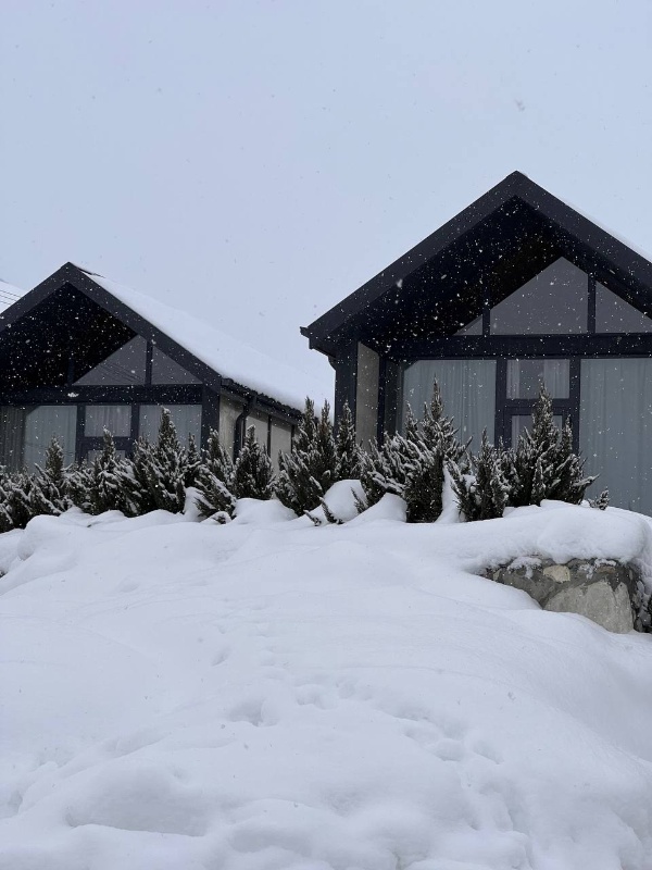 В комплексе «Байрай, Мамисон» появились новые шале с двумя спальнями и сауной, панорамным рестораном с барельефами нартов.